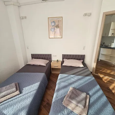 A Апартаменты *